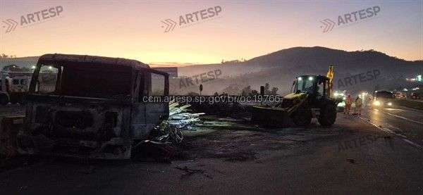 Caminhão pega fogo e causa congestionamento na Castello Branco, em São Roque