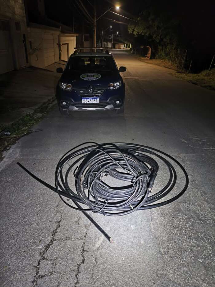 Três homens são presos por suspeita de furto de cabos telefônicos em São Roque