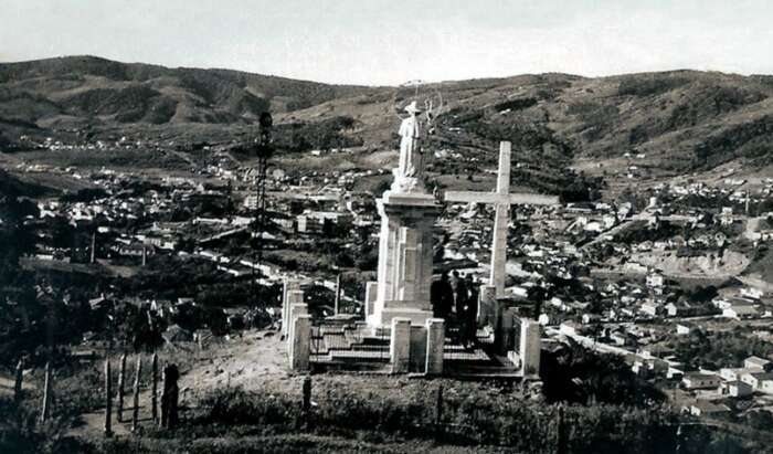 Em 1946, inauguração do monumento a São Roque no Morro do Cruzeiro
