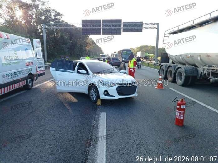 Colisão entre Onix e C3 deixa dois feridos e provoca congestionamento na Castello Branco em Araçariguama