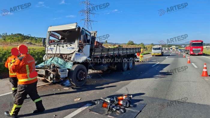 Caminhão bate na traseira de carreta e causa 12 km de congestionamento na Castello Branco em Mairinque