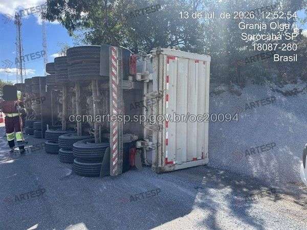 Carreta tomba em retorno de rodovia em Sorocaba e interdita acesso por mais de 6 horas
