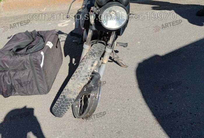 Motociclista fica gravemente ferido após bater na traseira de caminhão na Raposo Tavares, em São Roque