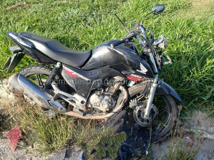 Motociclista fica gravemente ferido após colisão com caminhão em acesso da Castello Branco, em Araçariguama