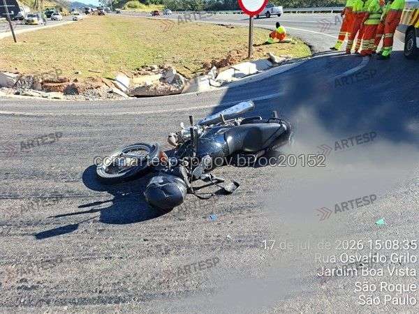 Motociclista morre após bater em caminhão e ser atropelado em retorno de rodovia de São Roque