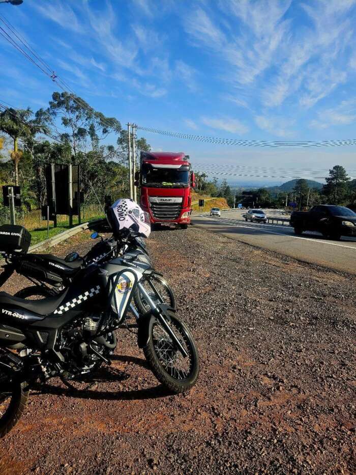 GCM recupera veículo roubado abandonado na Rodovia Raposo Tavares em São Roque