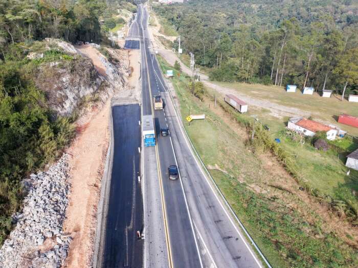 ViaOeste realiza desmonte de rocha na Rodovia Lívio Tagliassachi, em São Roque