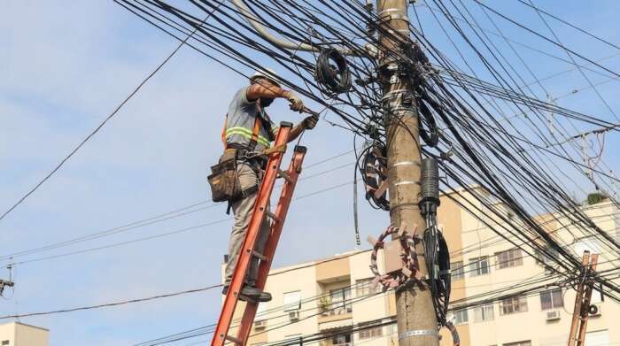CPFL inicia operação para retirada de fios irregulares em postes de São Roque