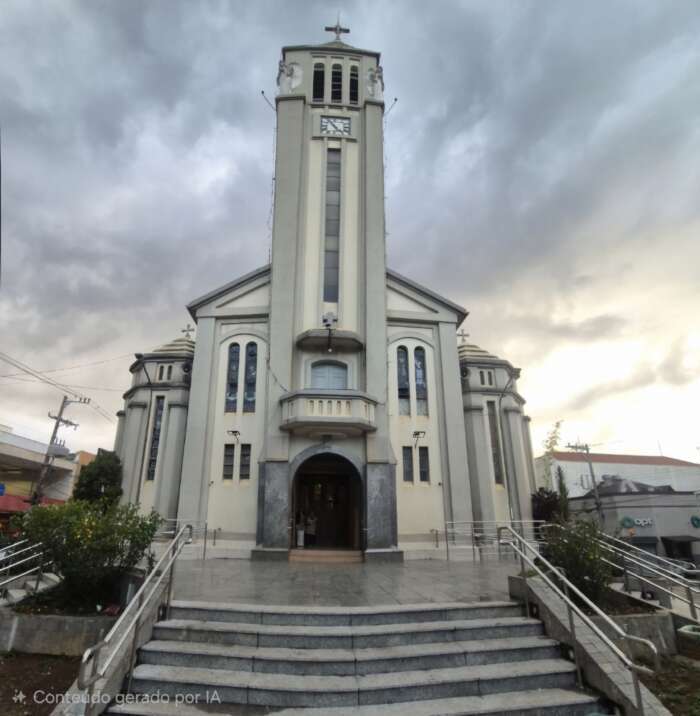 Altar-mor e relógio: dois marcos da Igreja Matriz de São Roque