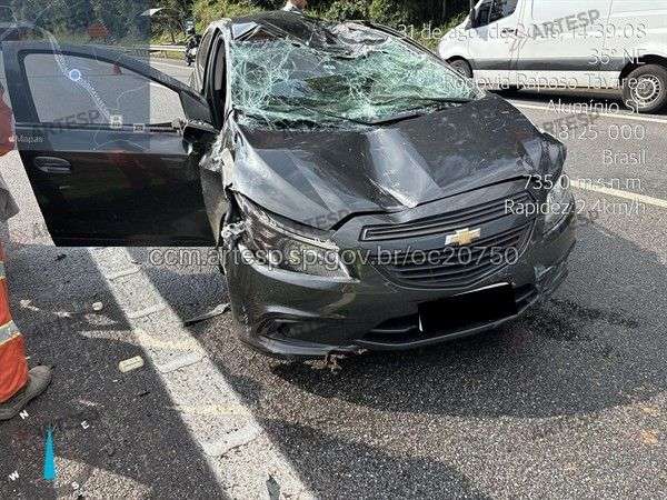 Carro capota, bate em barreira e deixa duas pessoas feridas na Raposo Tavares, em Alumínio