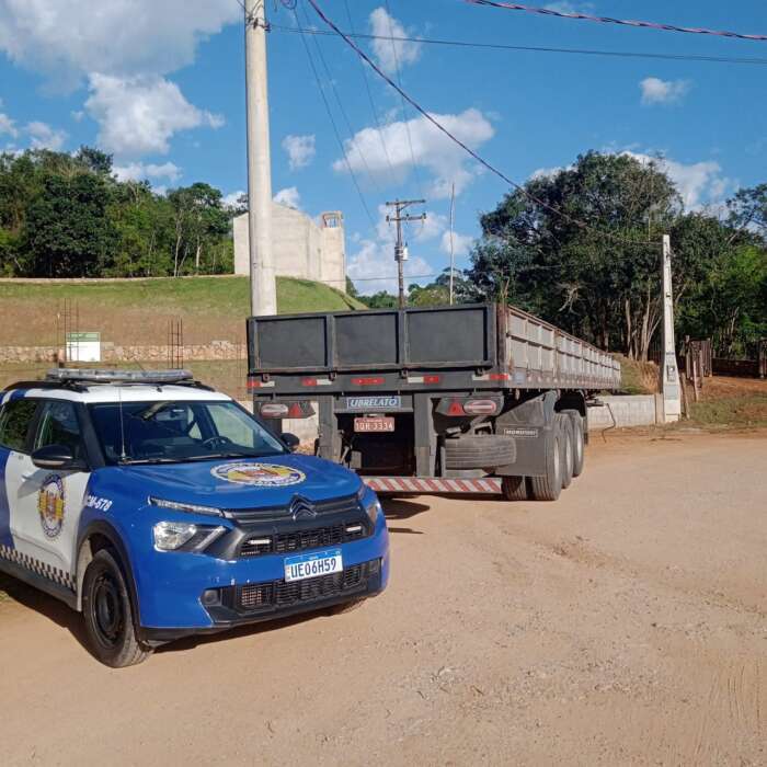 GCM de São Roque recupera semirreboque com registro de roubo em Canguera