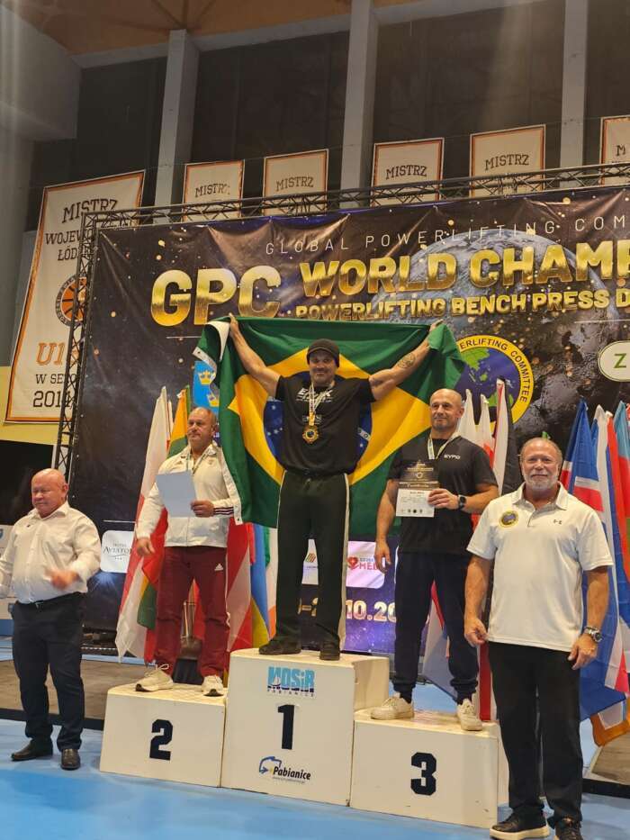 Após cirurgia e superação, atleta de São Roque quebra recorde mundial e conquista dois ouros no Powerlifting na Polônia