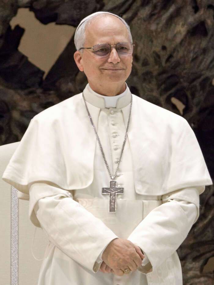 Papa Leão XIV passa noite tranquila após cirurgia para retirada de tumor no pulmão