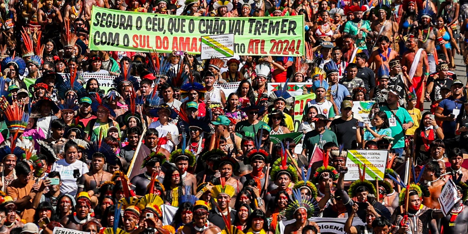 Milhares de indígenas marcham em Brasília